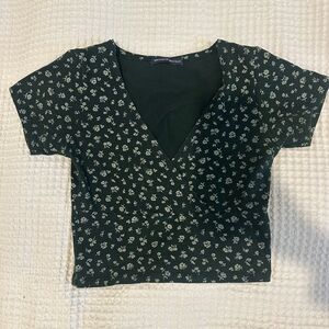 BRANDY MELVILLE SHORT SLEEVE CROPPED SHORT SLEEVE